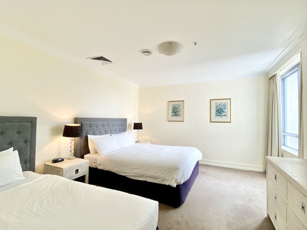 Milson Executive Apartments 12/75