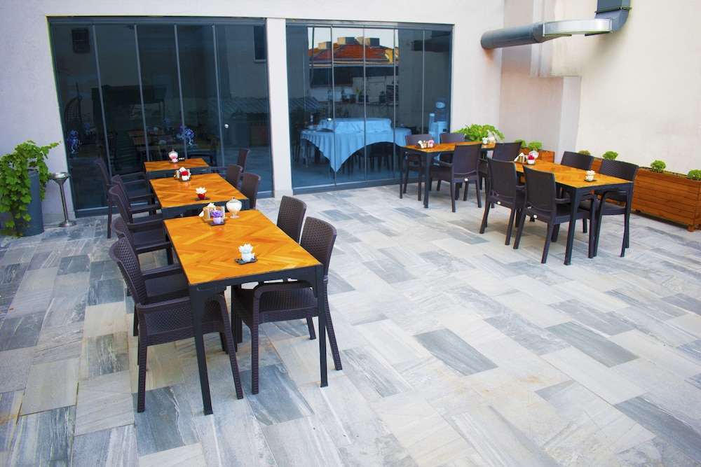 Mayer Hotel 39/48