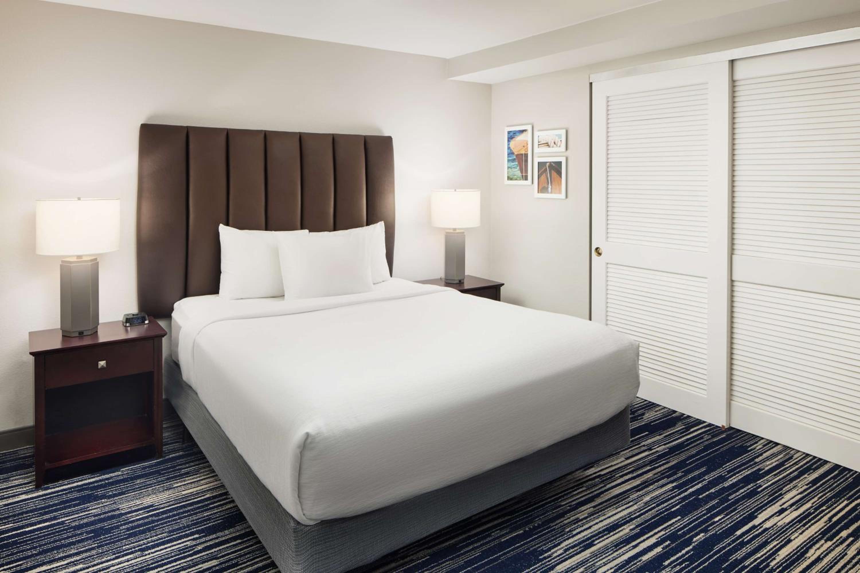 1 BEDROOM, SUITE, QUEEN BED, ACCESSIBLE