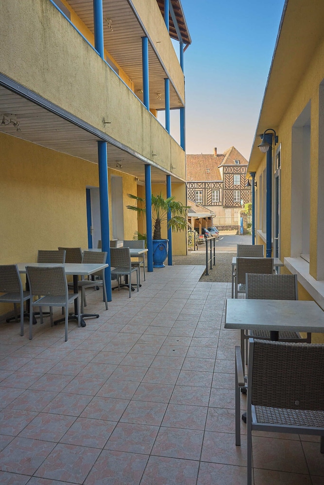 HOTEL LE PLAT D'ETAIN 34/39