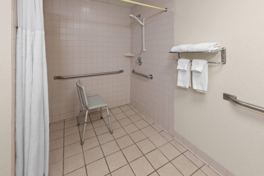 غرفة خارجية بسرير كوين بإطلالة لذوي الإعاقة، Quality Inn & Suites Grayling, MI 6/7
