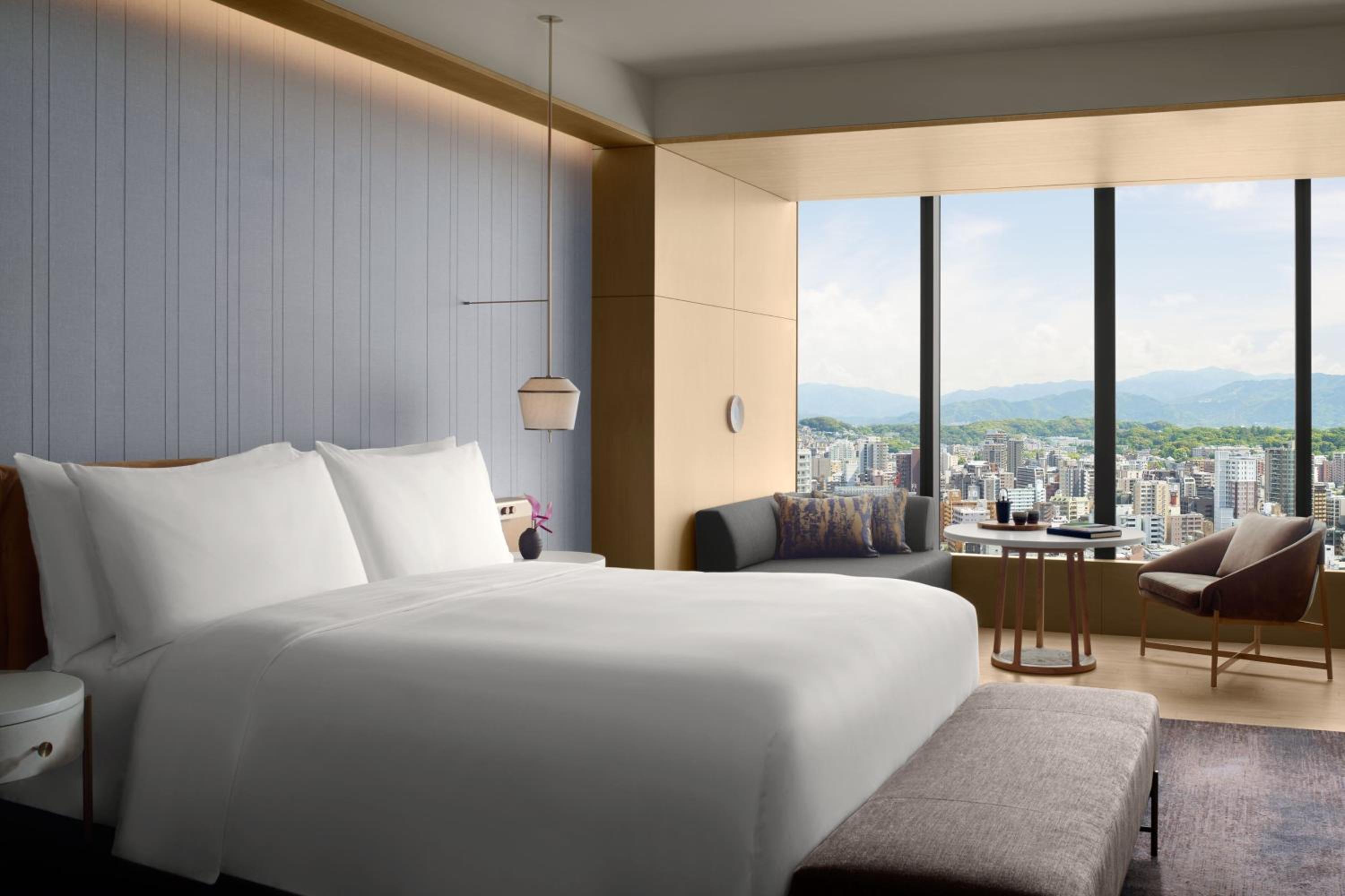 Guest Room, King Bed, Skyline View, Club Floor