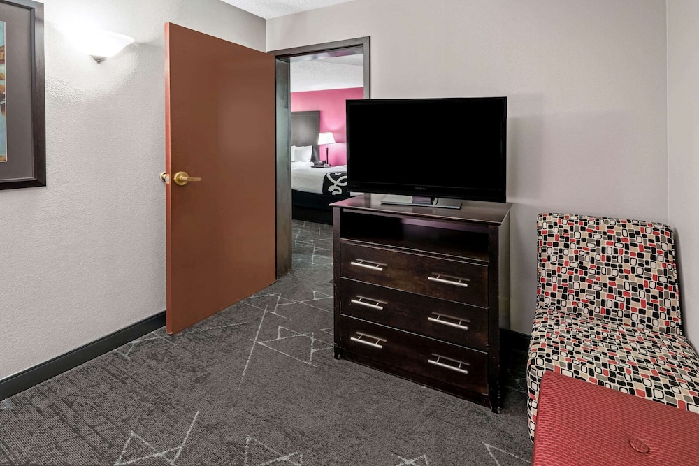 La Quinta Inn & Suites by Wyndham Dallas I-35 Walnut Hill Ln 7/46