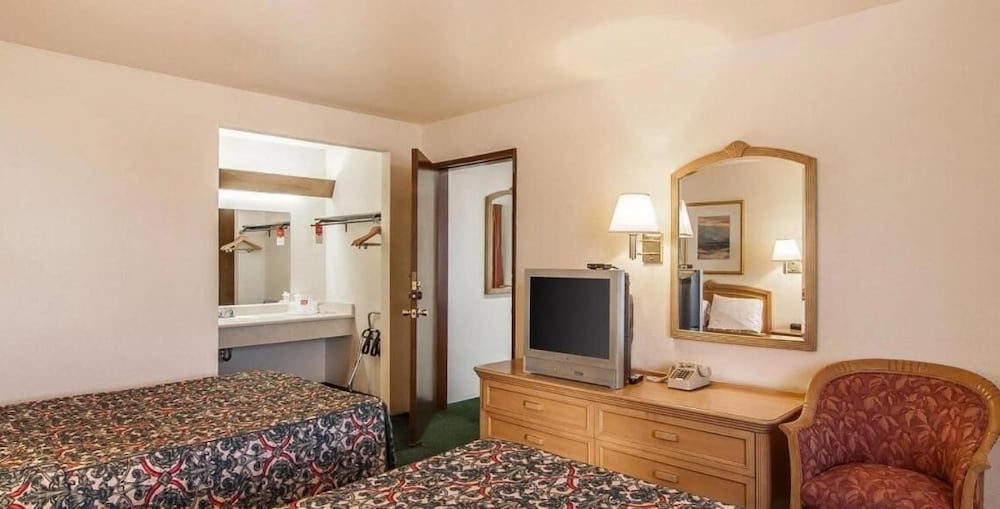 Econo Lodge 21/29
