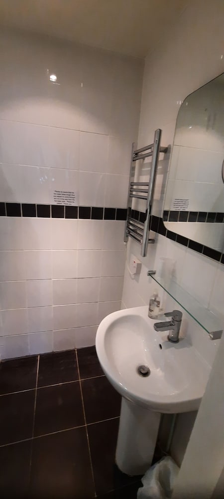 Colebrook Guest House 29/31