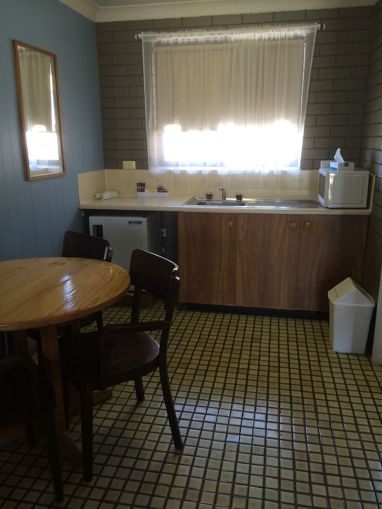 TUMUT VALLEY MOTEL 31/32
