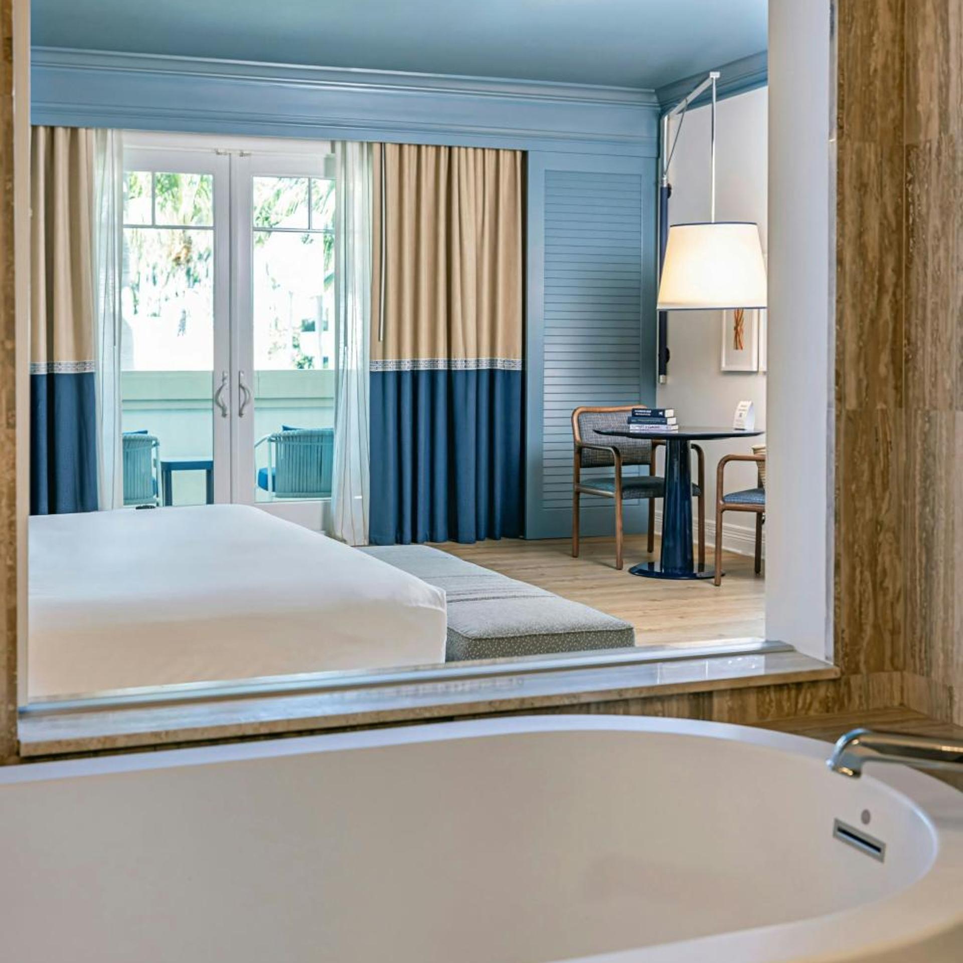غرفة بسرير كينج بإطلالة على المسبح بشرفة، The Seagate Hotel Spa 3/5
