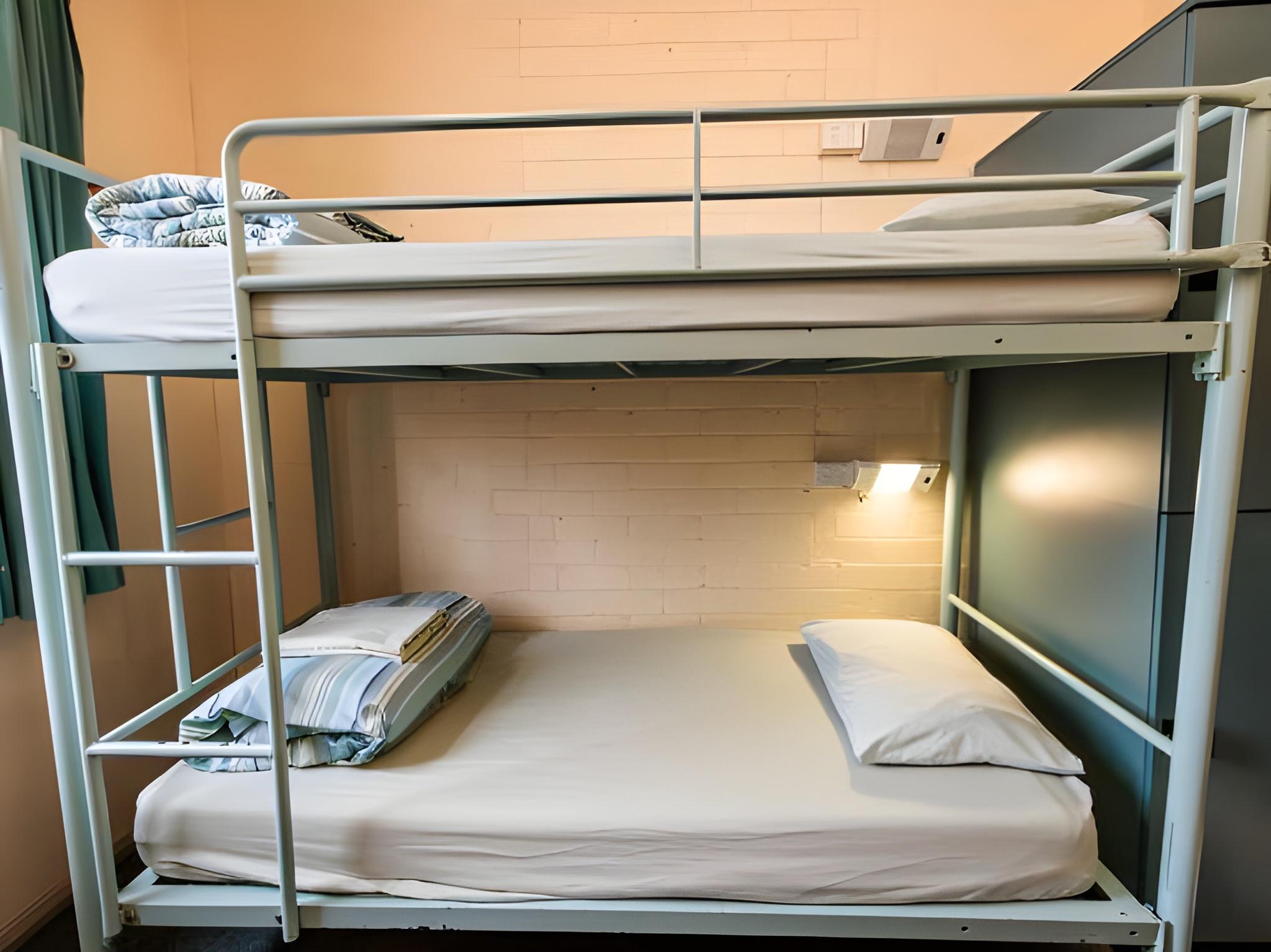 Mixed Dorm, 5 People