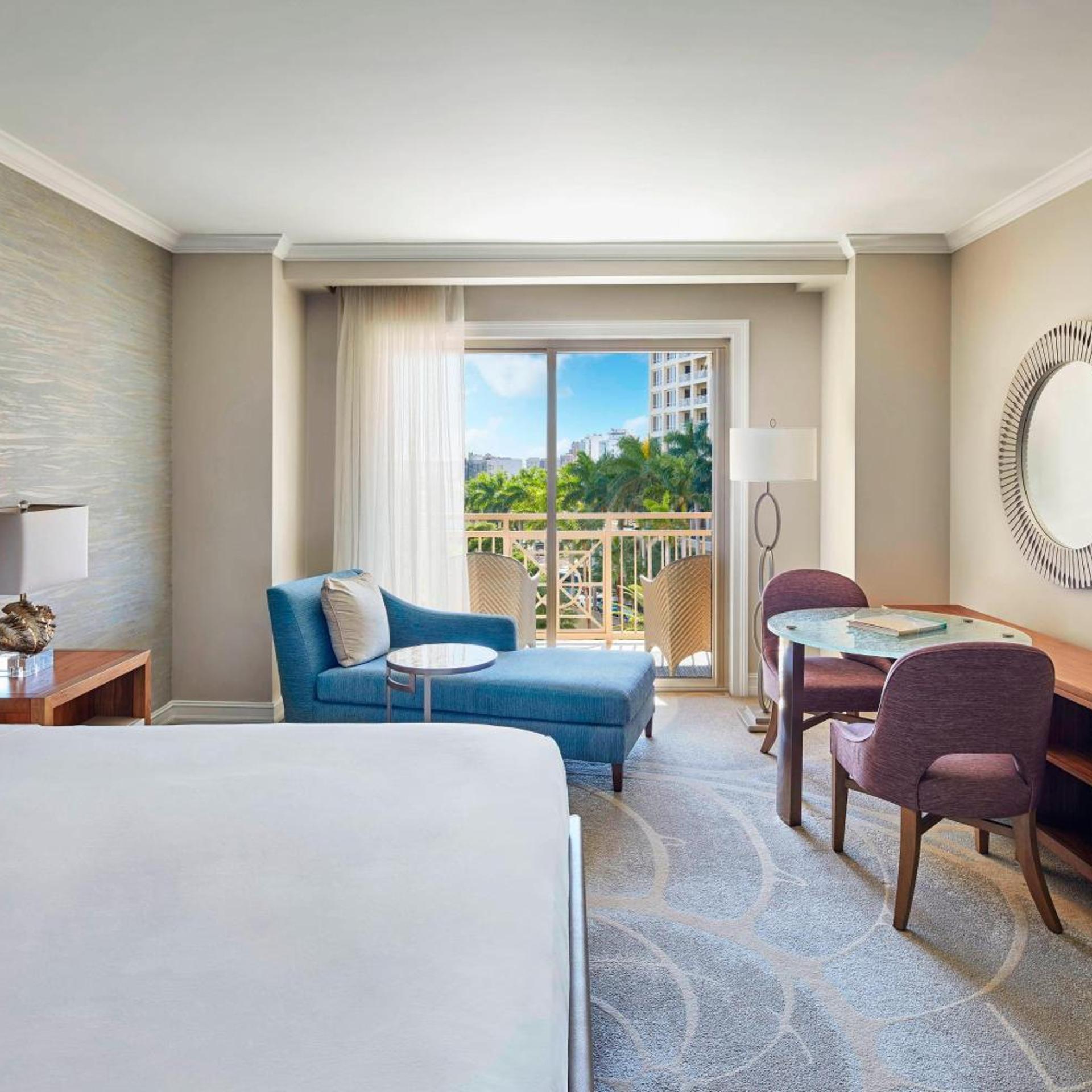 Guest Room, King Bed, Resort View, Club Floor, High Floor