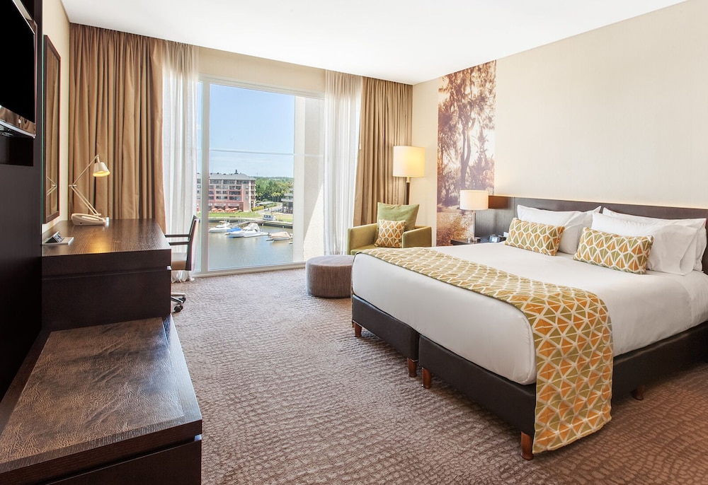 DELUXE, KING BED