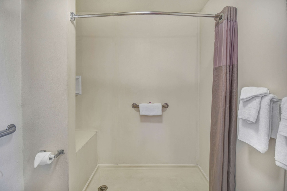 Motel6 North Ridgeville, OH - Cleveland Intl Airport - N Ridgeville 43/45