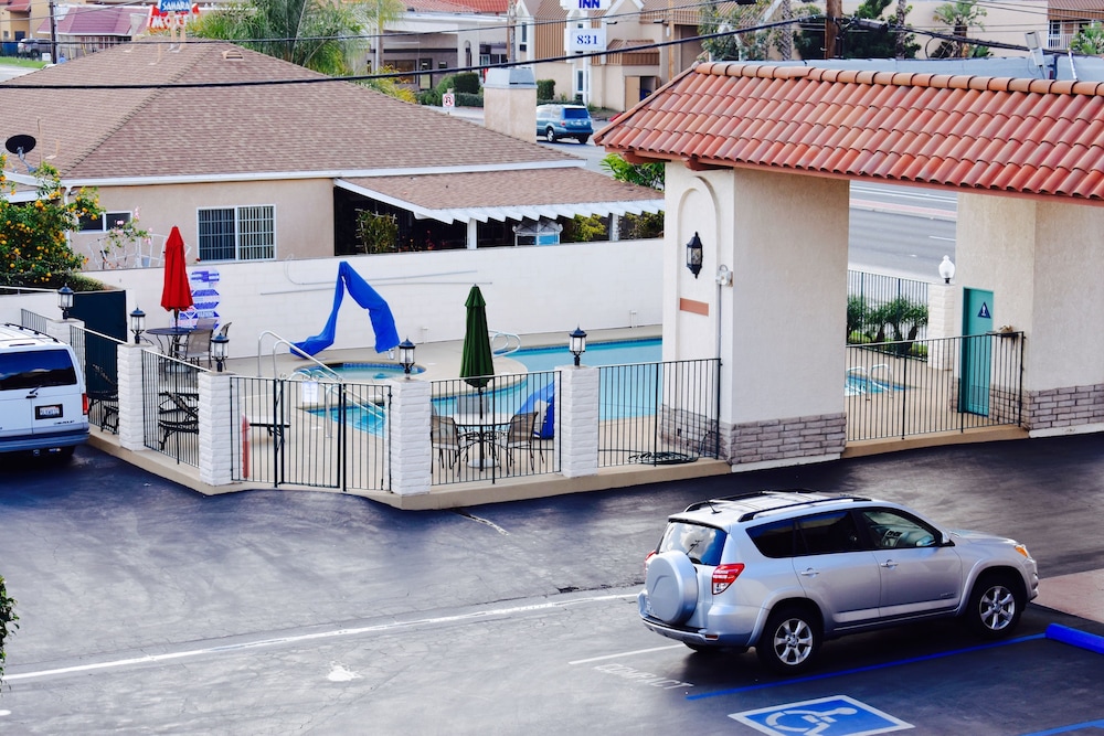 Days Inn by Wyndham Anaheim Near The Park 25/45
