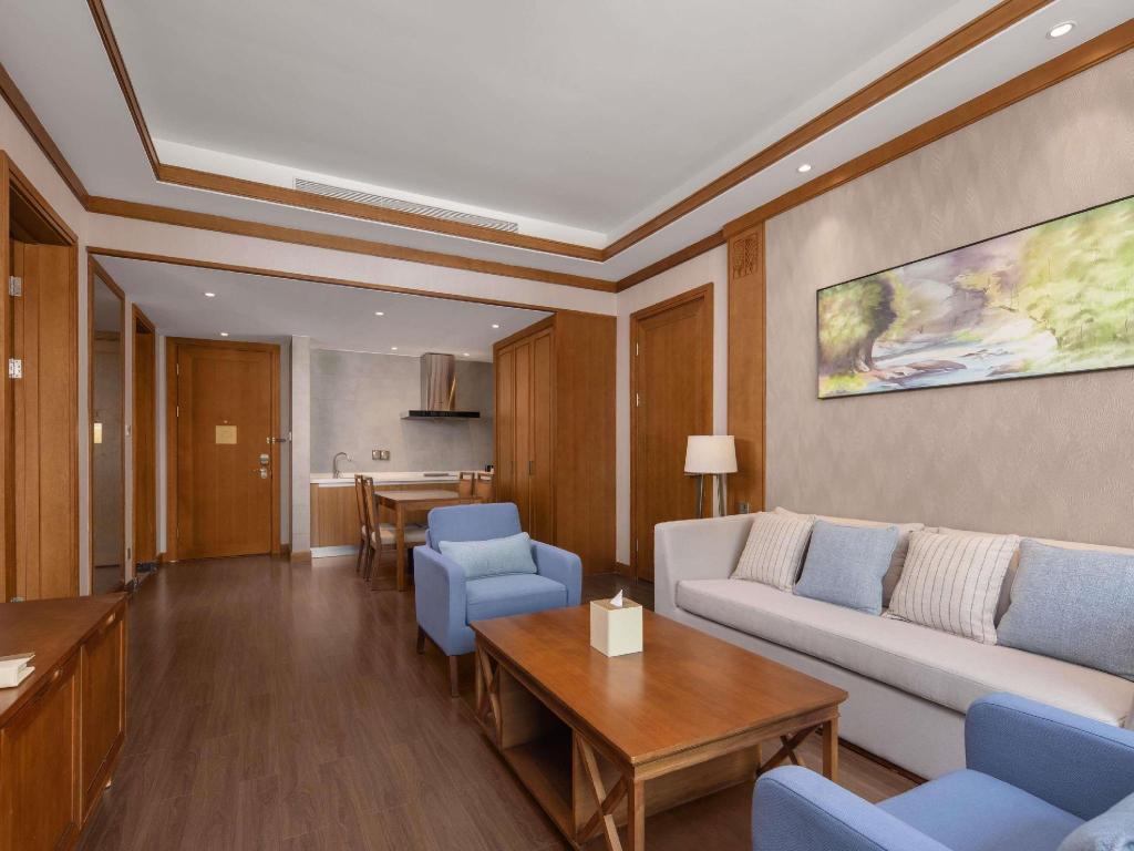 1 Bedroom, Swiss, Suite, King Bed, Mountain View, Swissotel Resort Changbaishan 5/8