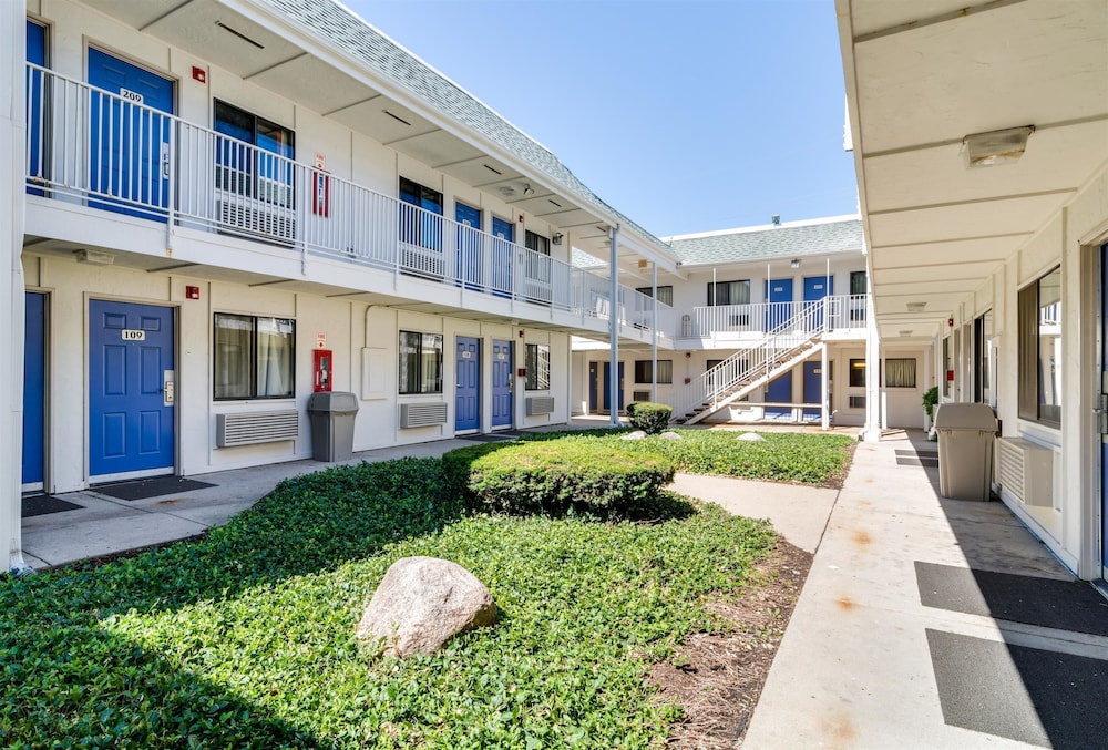 Motel6 Schiller Park, IL - Chicago O'Hare 6/48