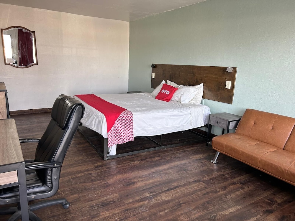 غرفة بسرير كينج مع أريكة، OYO Hotel Downtown Peoria I-74 10/10