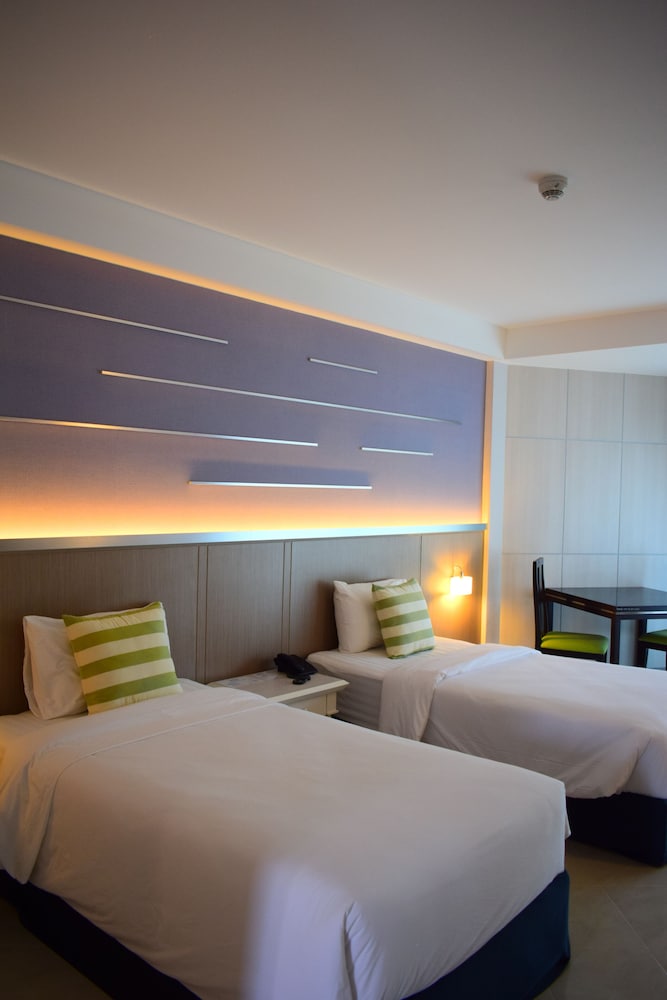 Seapine Beach Golf and Resort Hua Hin 10/50