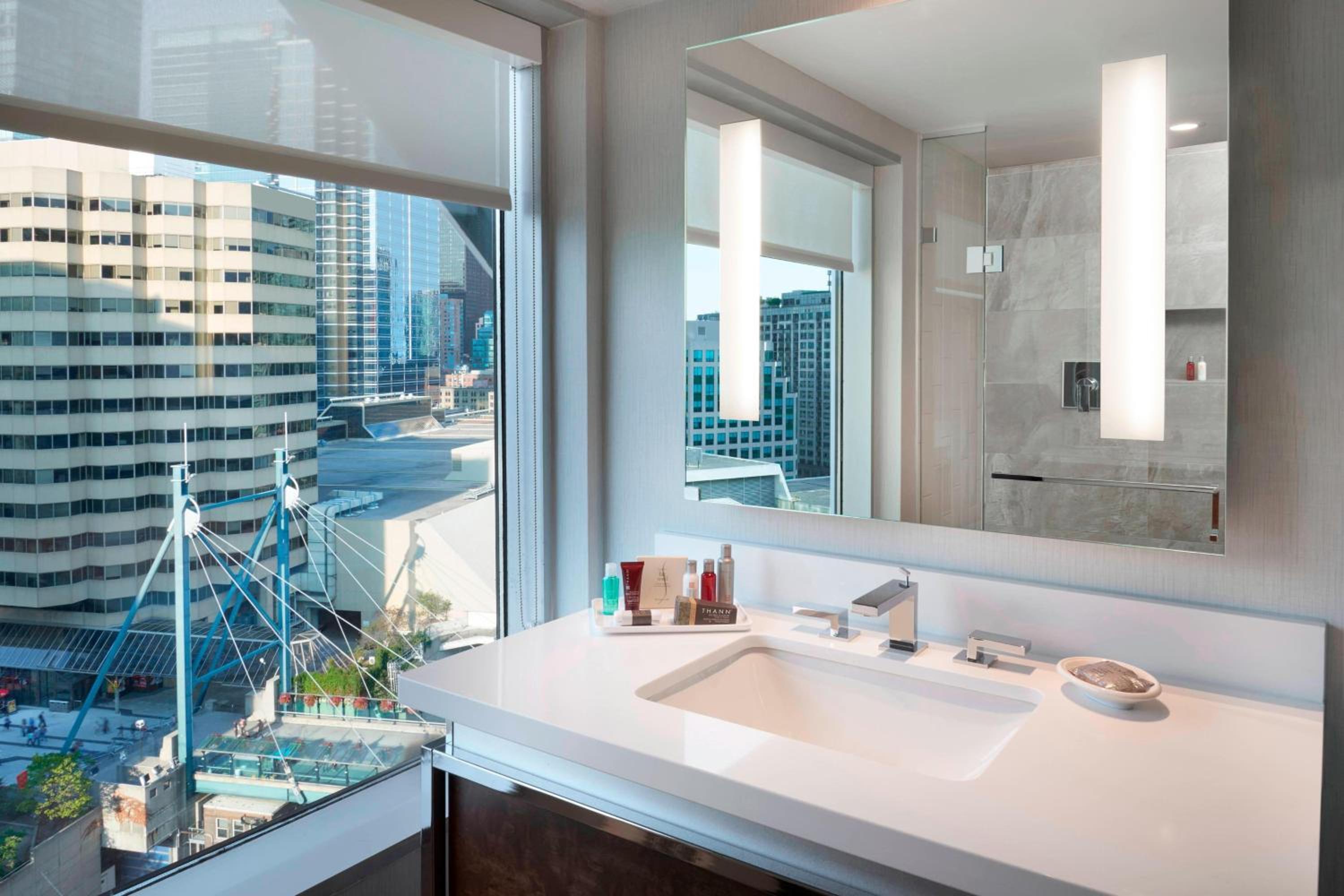غرفة بسرير كينج وسرير كوين، Toronto Marriott City Centre Ex Renaissance Toronto Hotel 3/6