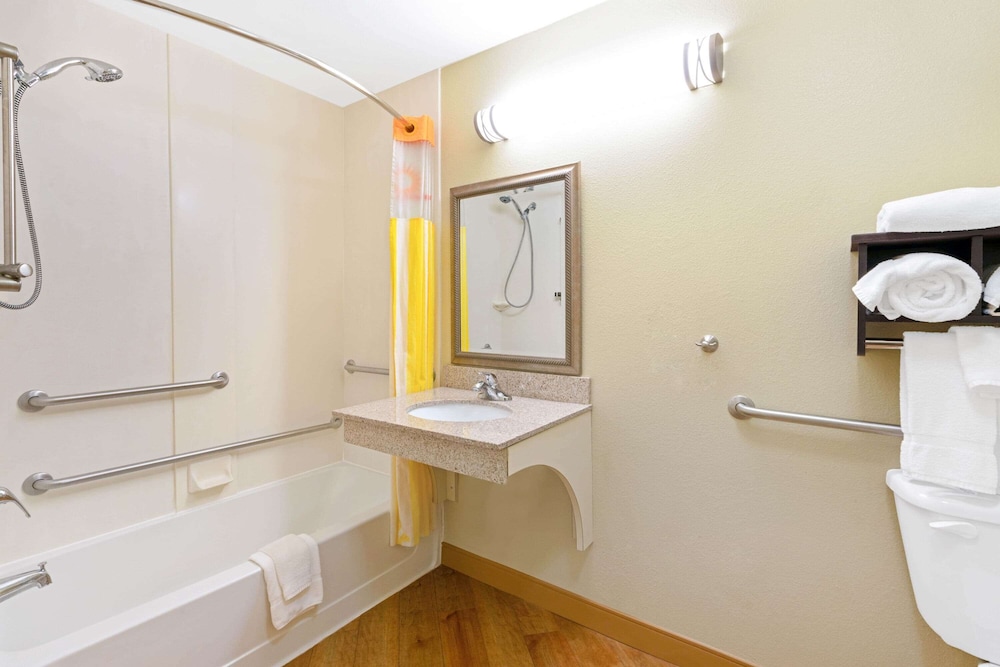 La Quinta Inn & Suites by Wyndham Stillwater-University Area 11/41