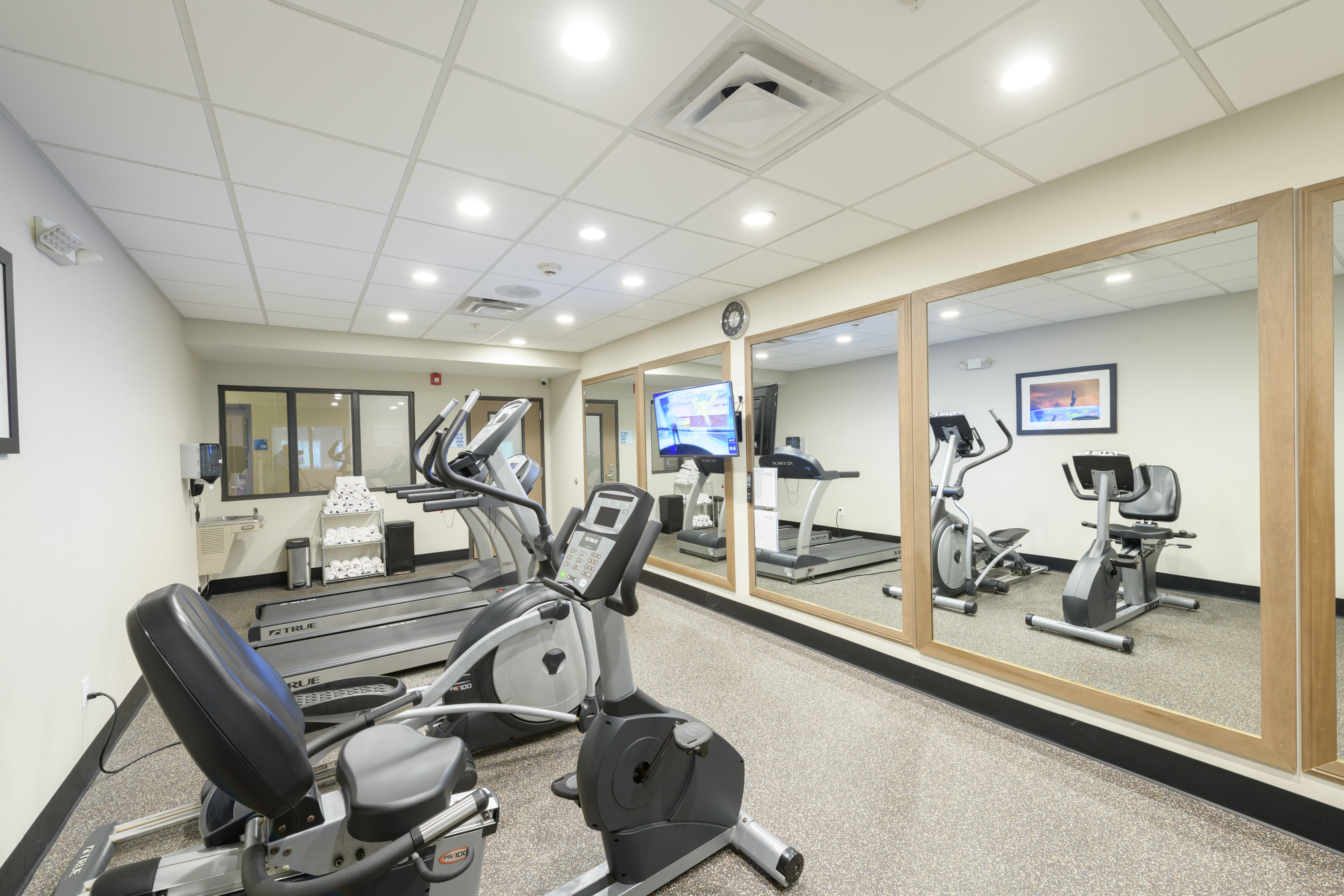 Holiday Inn Express Suites Jamestown 25/40