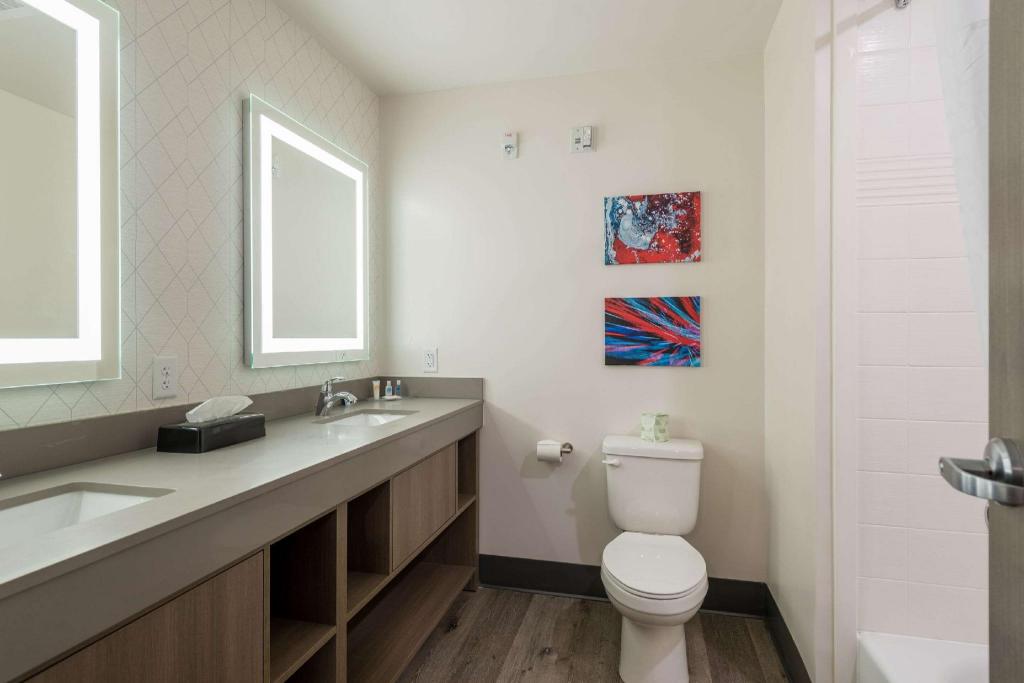 SUITE, 1 KING AND 2 QUEEN BEDS