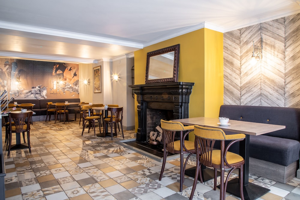 CBH The Feathers Hotel & Restaurant 62/85