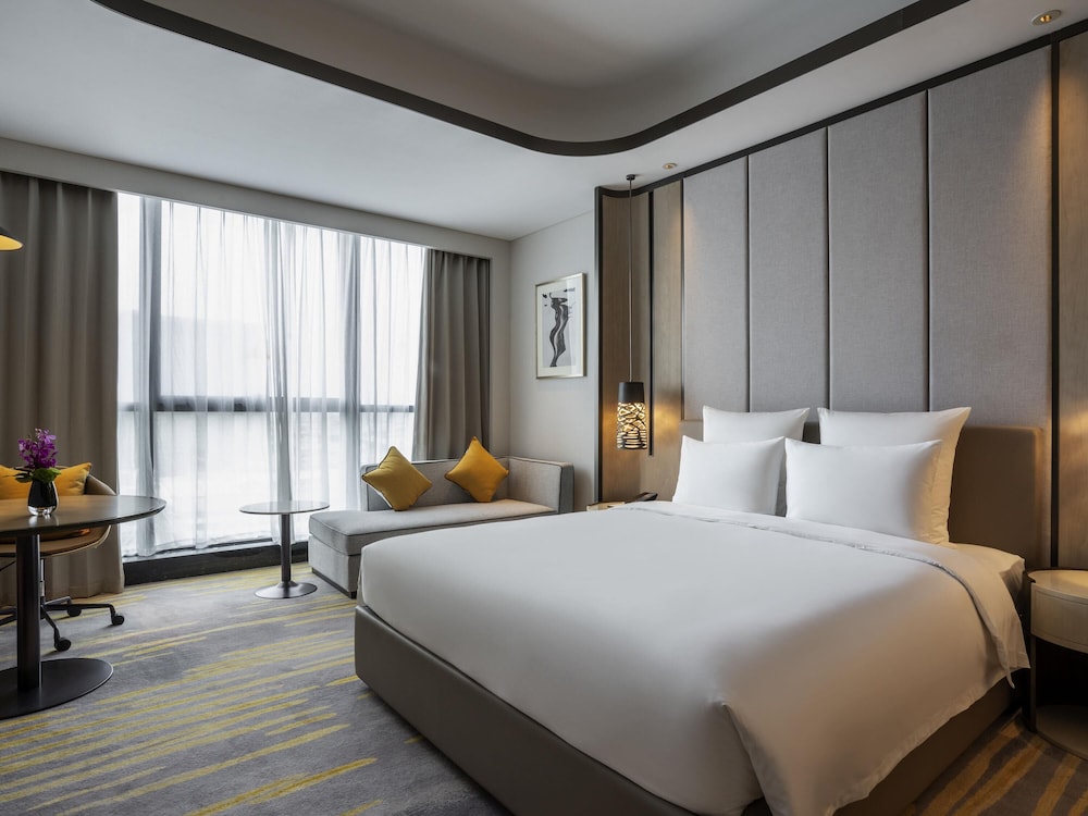 SUPERIOR, KING BED, CITY SIDE