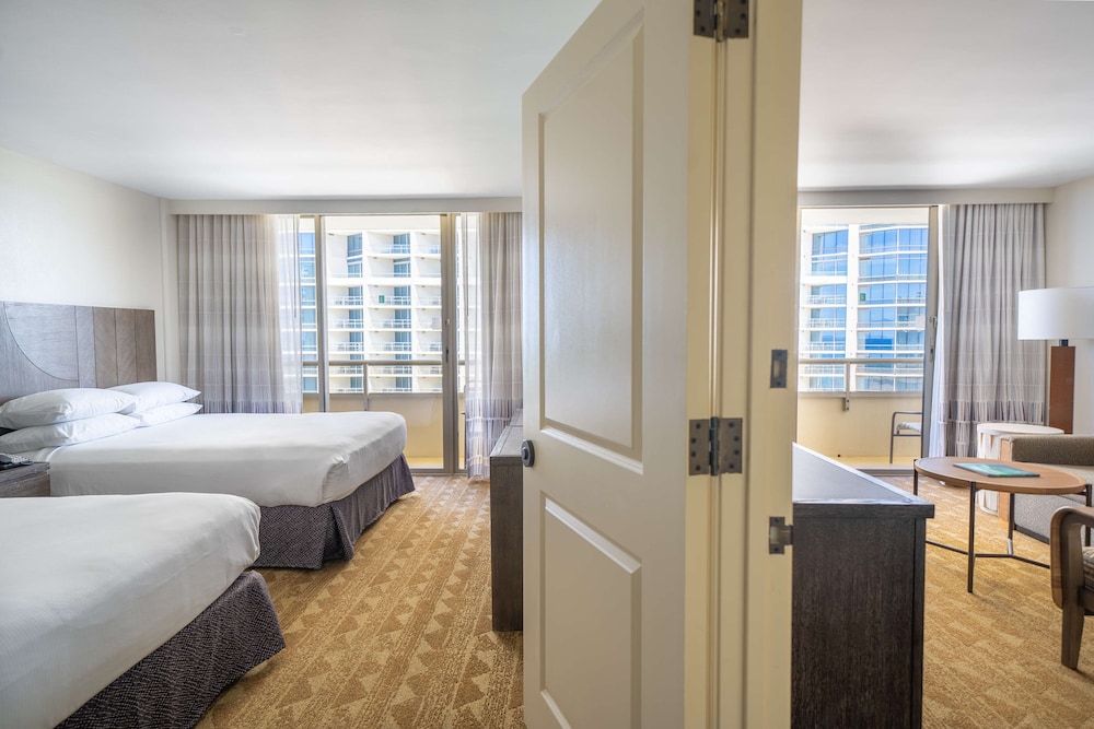 جناح بسريرين كينج بإطلالة على المدينة بغرفتي نوم مع أريكة، Embassy Suites By Hilton Waikiki Beach Walk 3/6