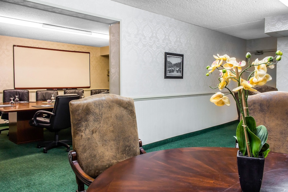 Clarion Hotel Philadelphia International Airport 30/57