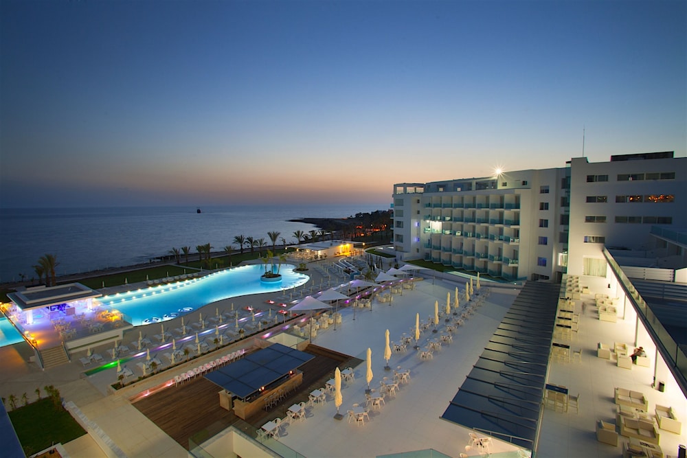 King Evelthon Beach Hotel and Resort in Hlorakas