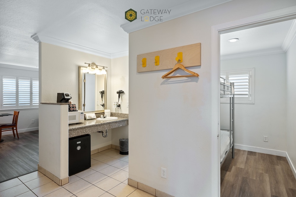 Gateway Lodge 4/36