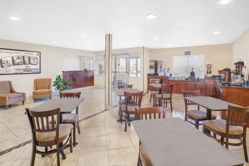 Super 8 by Wyndham Seville 20/25