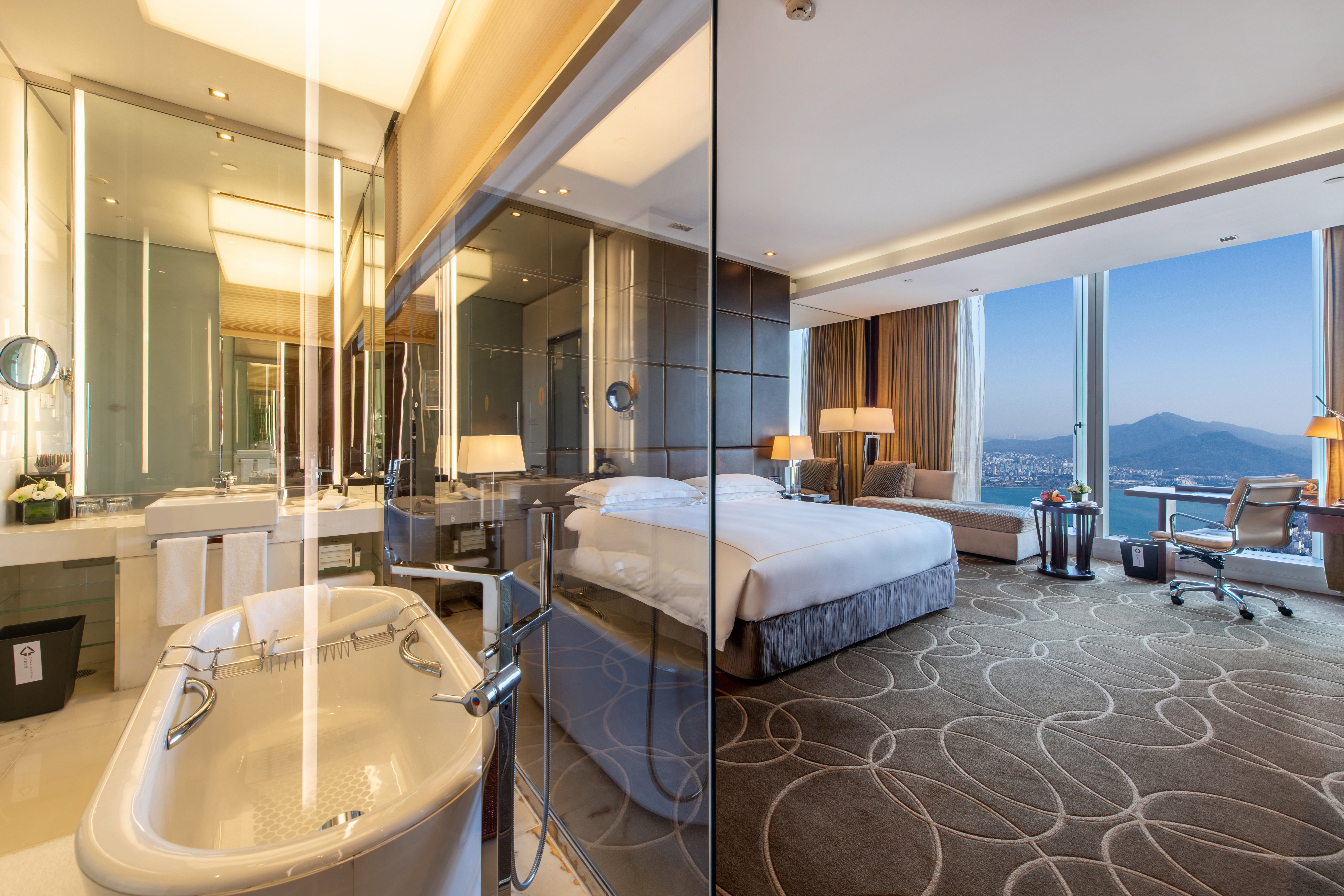 غرفة كلاسيكية بسرير كينج بإطلالة على البحيرة مع دخول الصالة، Intercontinental Nanjing 4/4