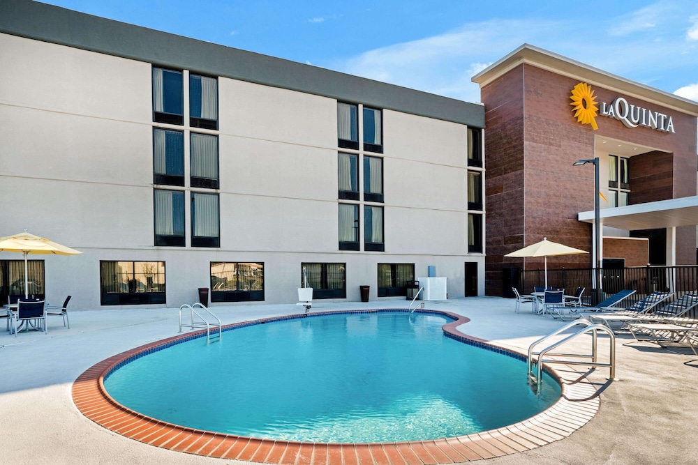 La Quinta Inn And Suites By Wyndham Columbus Ms 25/29