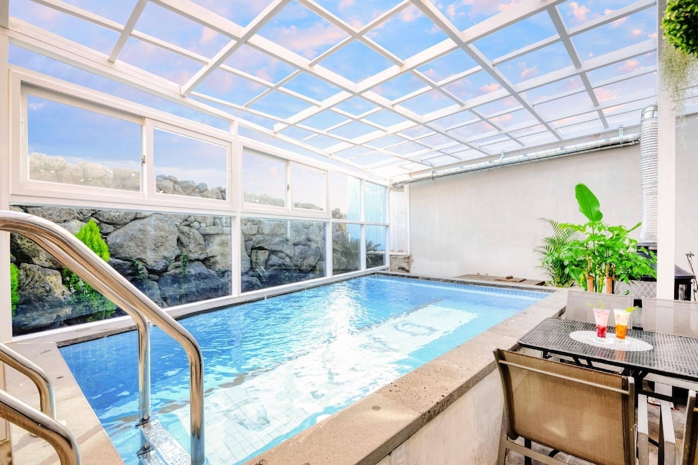 Seogwipo Dawa Pool Villa Pension 24/50