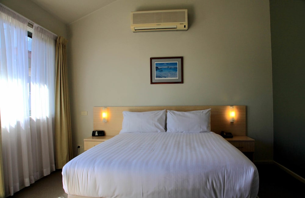 TRAVELLERS MOTOR VILLAGE 13/50