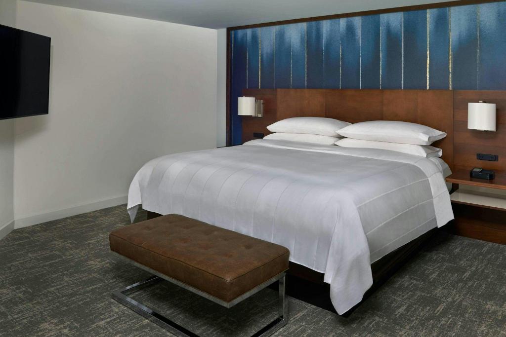 1 Bedroom, Bi Level, Suite, King Bed, Sofa 2/4