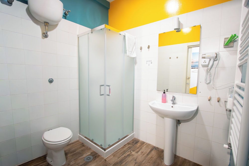 Mixed Dorm, 8 Beds, 4 Bunk Beds, Ostello Bello Napoli 2/3