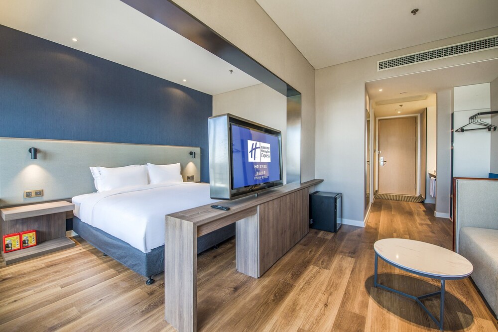 Standard, King Bed, Extra Floor Space