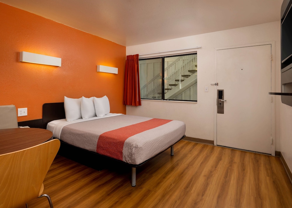 Motel6 Pismo Beach, CA 28/61