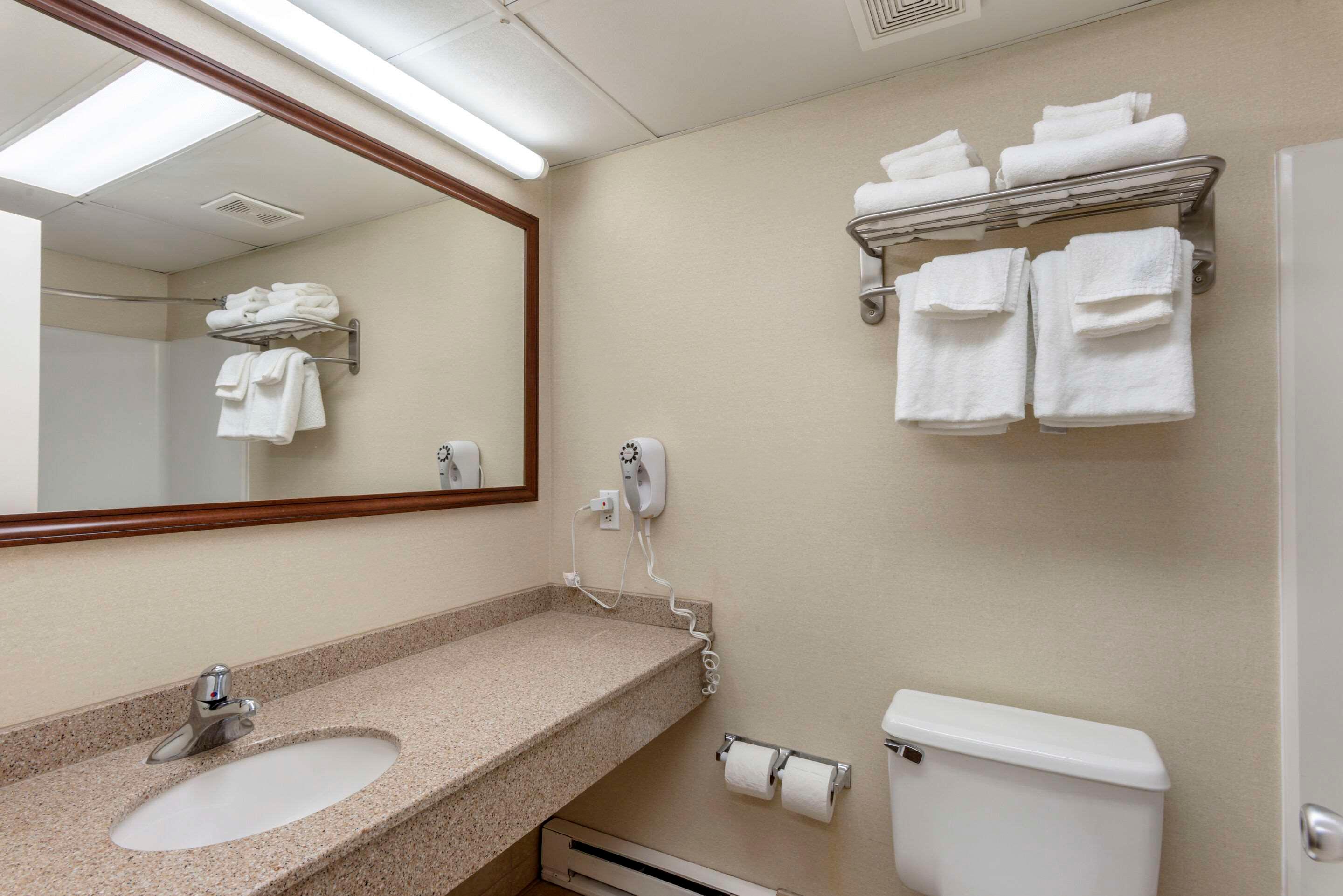 EFFICIENCY, 2 QUEEN BEDS