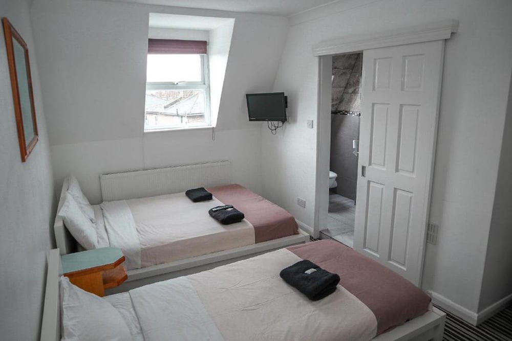 ROOM, QUADRUPLE