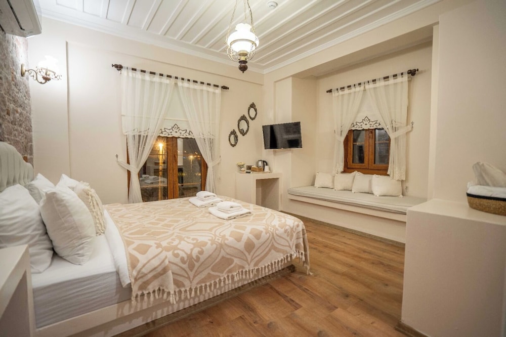 BALCONY, DELUXE