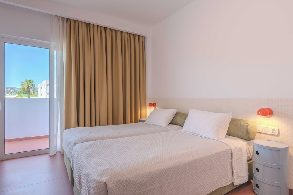 ROOM, QUEEN BED, POOL VIEW