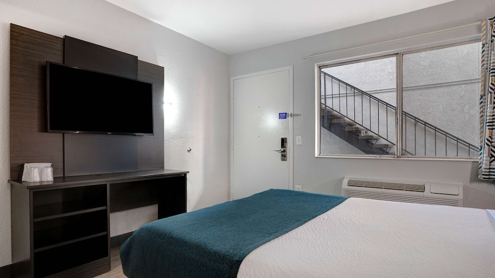 Motel6 Bakersfield, CA - South 39/54
