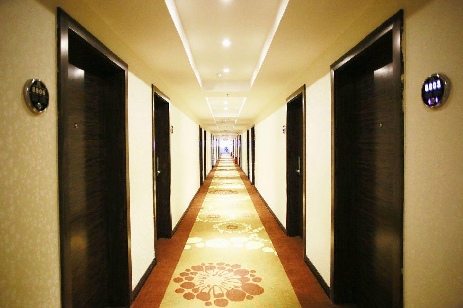Katie Hotel 14/19