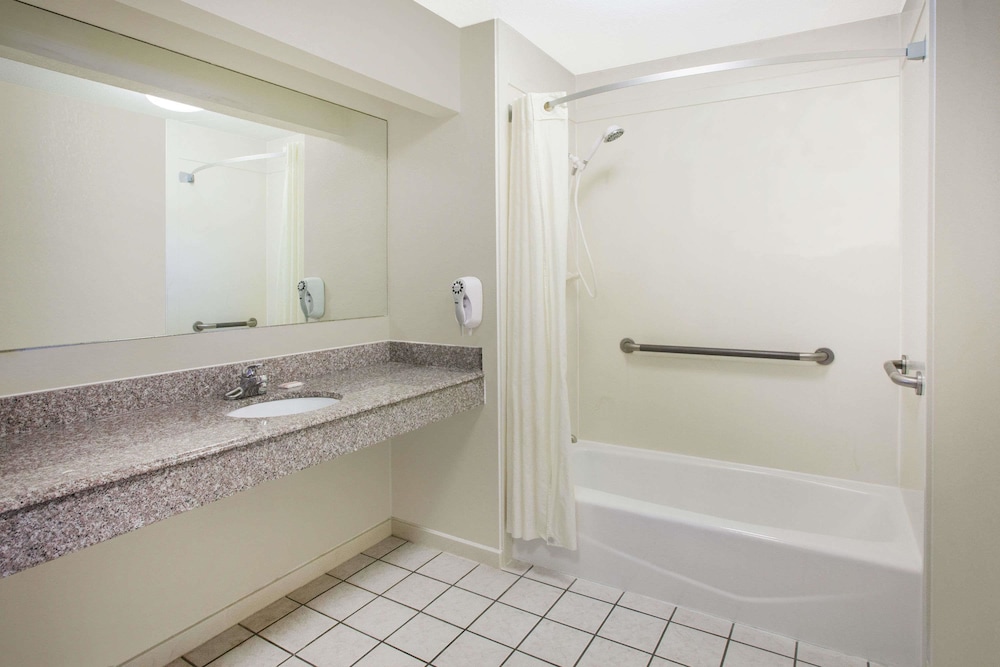 Super 8 By Wyndham Cabot 24/24
