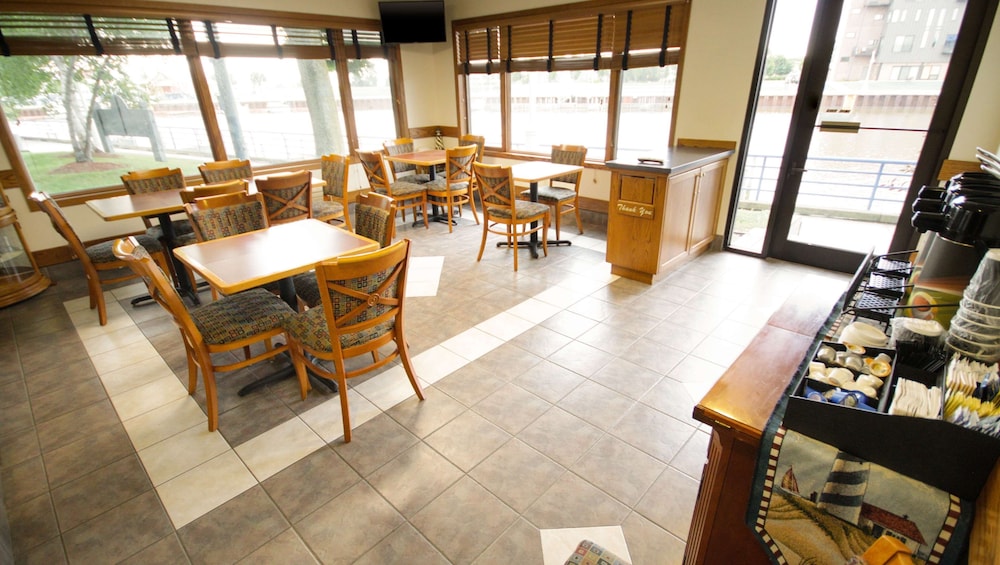 Harbor Winds Hotel Sheboygan 22/22