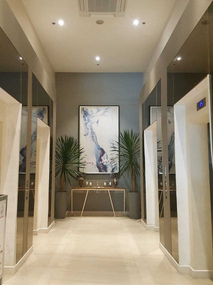 Felicity Suites At Horizon 101 12/16