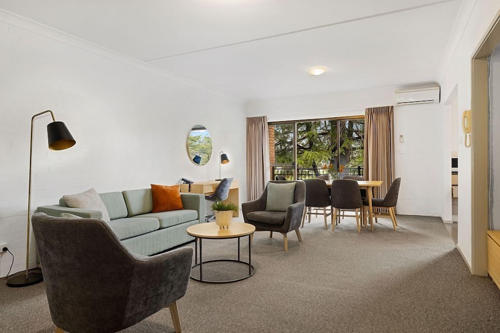 OXLEY COURT SERVICED APARTMENTS 28/41