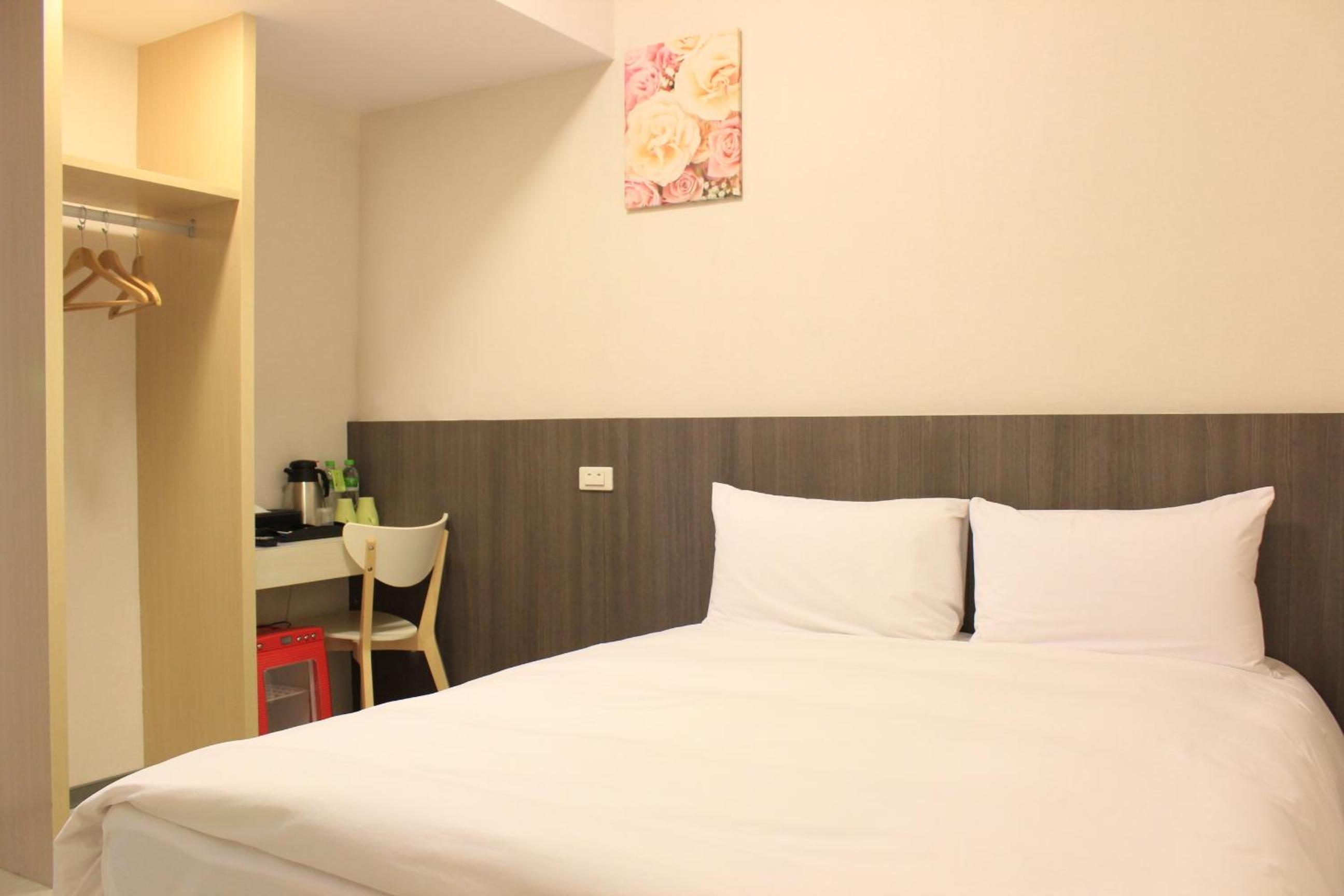 Room, Double Bed, Side No Window